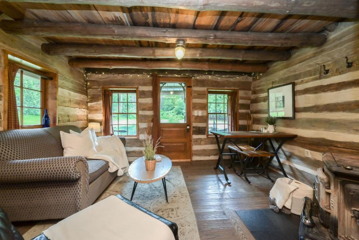 A Rustic Cabin In The Woods Orangeville Exterior photo